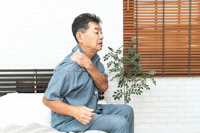 運動していないのに筋肉痛みたいな痛みがあるのはリウマチ性多発筋痛症？